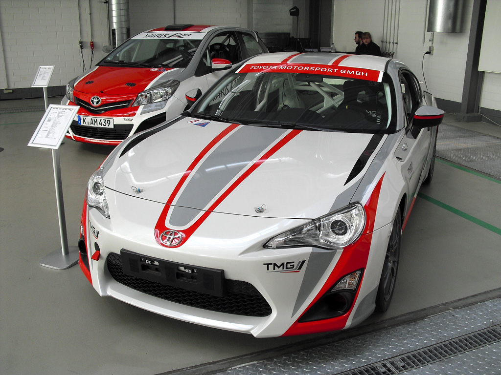 Toyota-Fahrspaß: GT86 CS-V3 (rechts) und Yaris R1A mit Rennverkleidung. 
