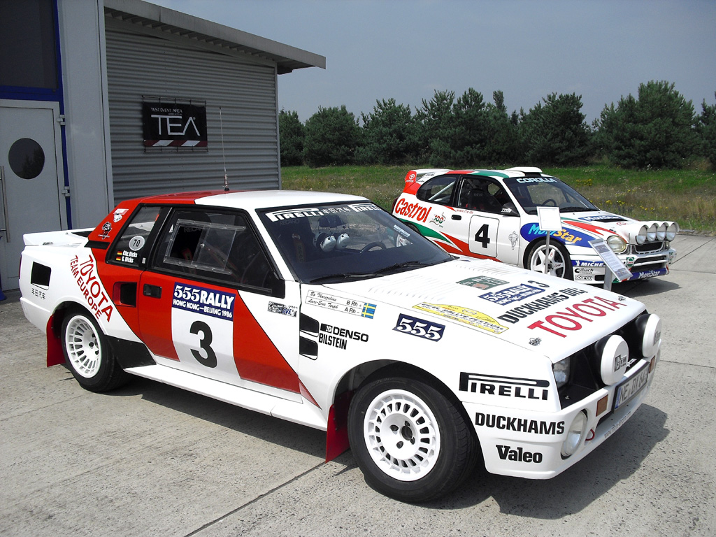 Toyota-Fahrspaß: Komplett restaurierter Rallye-Celica (vorn) aus 1986.