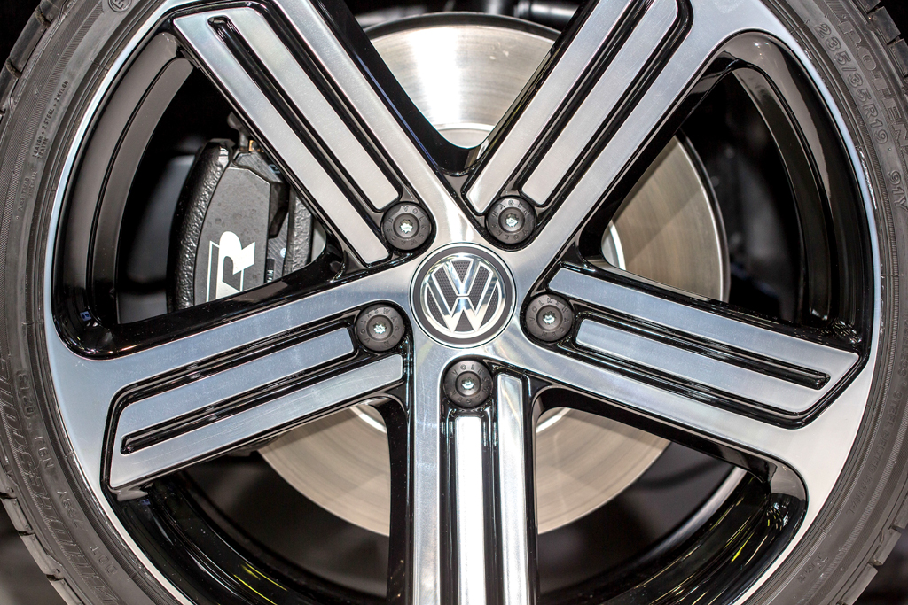 VW Golf R: Blick auf die 18-Zoll-Leichtmetallräder mit den 225er-Reifen. 