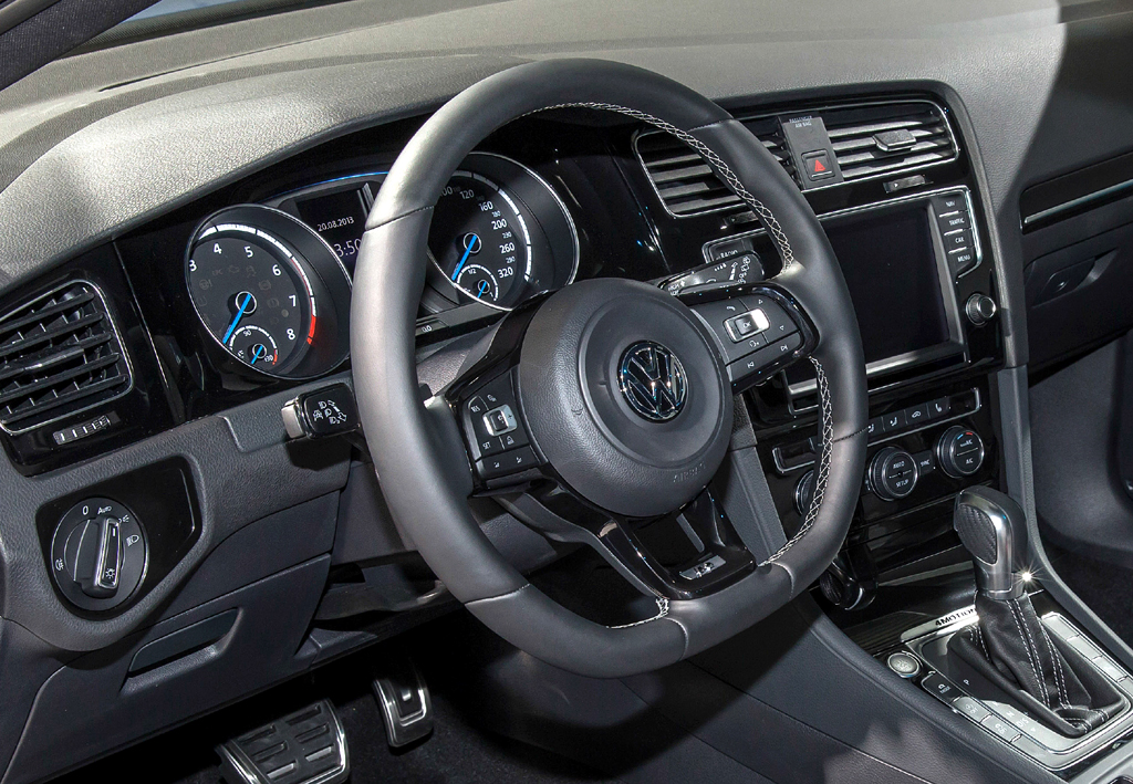 VW Golf R: Blick ins sportlich-funktionelle Cockpit. 