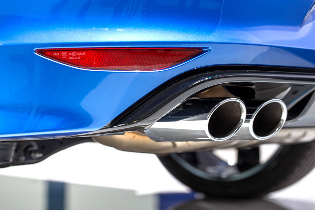 VW Golf R: Die zweiflutige Abgasanlage mit vier verchromten Endrohren ist Standard. 