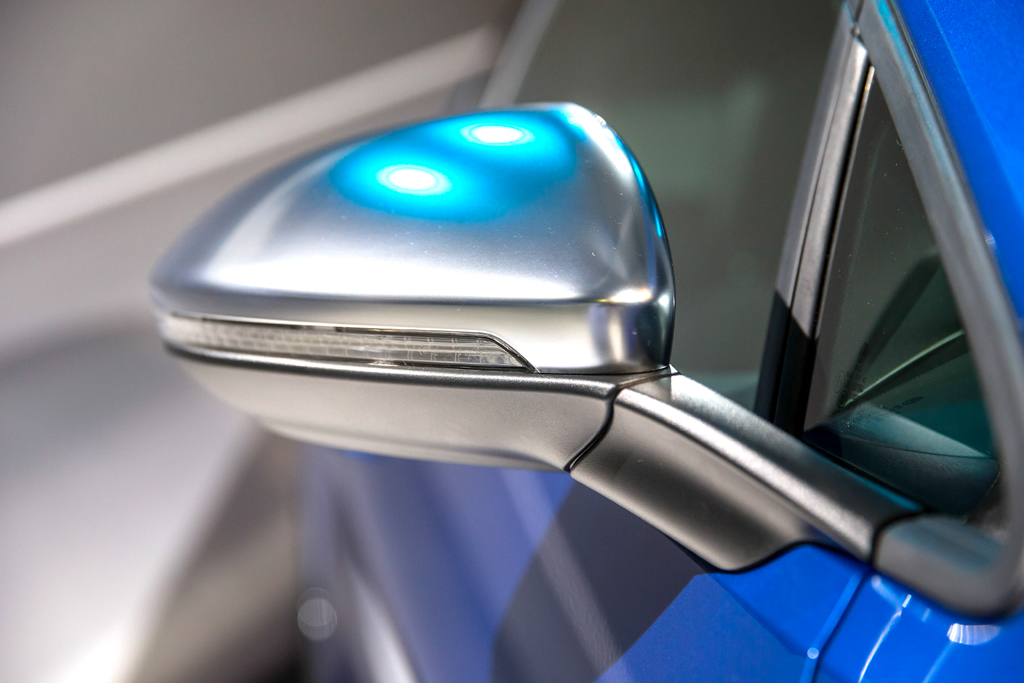 VW Golf R: In die Außenspiegel sind schmale Blinkleisten integriert. 