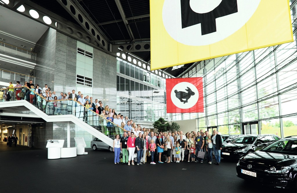 VW-Händler holen neuen Golf Variant ab