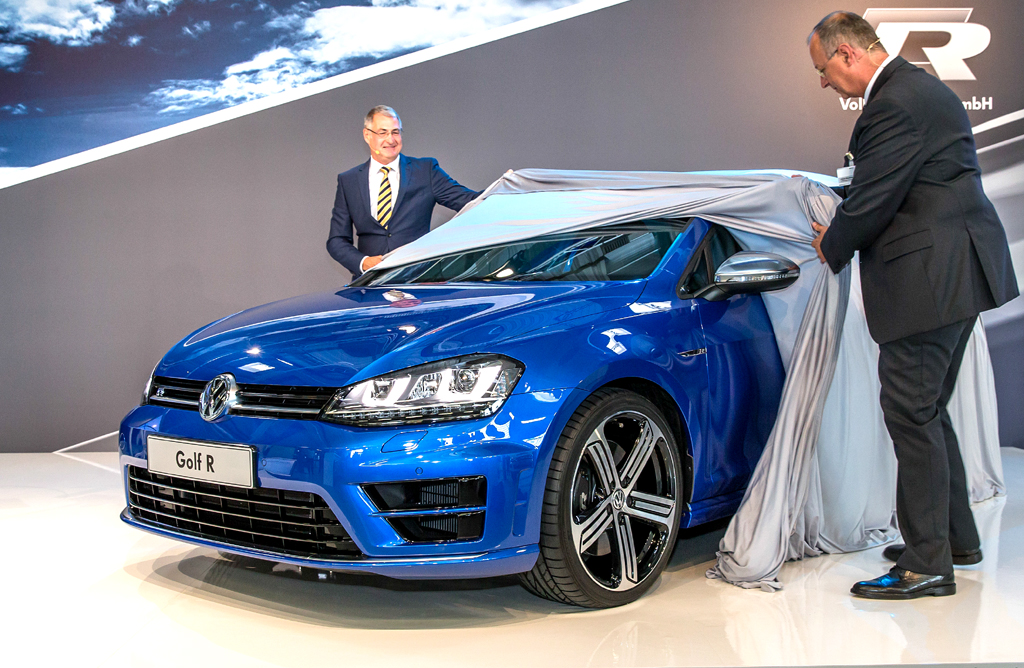 Vorstand Neußer (links) und R-GmbH-Chef Richter enthüllen den VW Golf R. 