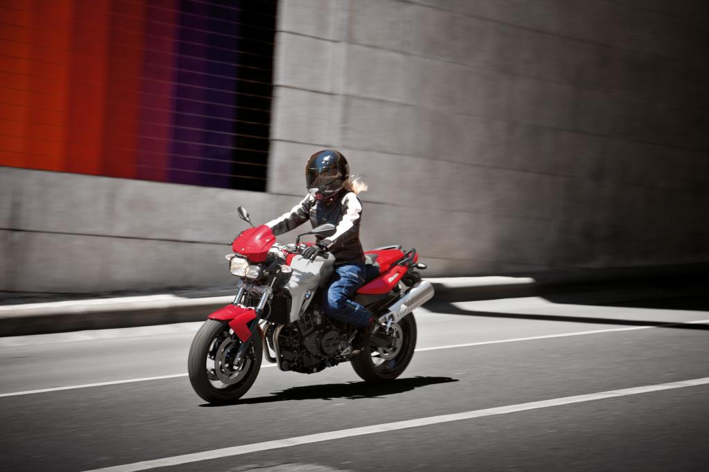 Zwei Plätze in der Zulassungshitparade dahinter rangiert die F 800 R von BMW, die rund 500 Einheiten weniger verkaufte