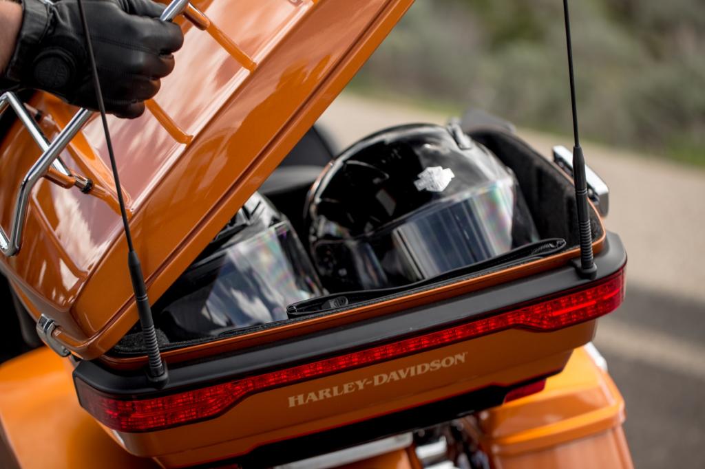 Zwei Vollvisier-Helme passen jetzt ins Topcase der Electra Glide