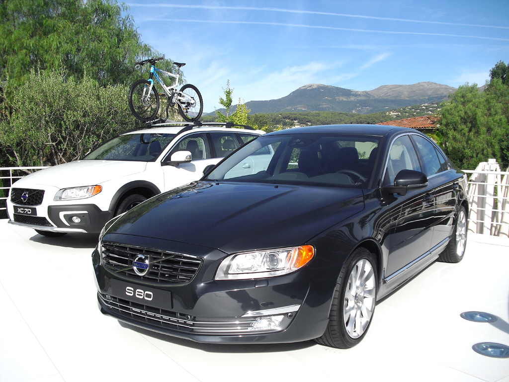 ... in Volvos S80-Limousine (vorn) und dem Kombi XC70 sowie ... 