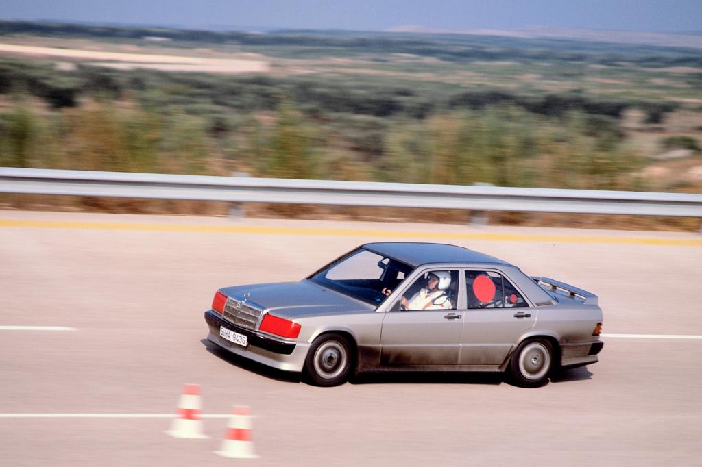 1983 ergänzten die Stuttgarter ihre Baby-Benz-Baureihe um ein PS-Starkes Modell: In Halle 3.1 kann man einen 190 E 2.3-16 begutachten, der sich mit Heckspoiler, Breitreifen und Tieferlegung eindeutig als böser Benz zu erkennen gibt