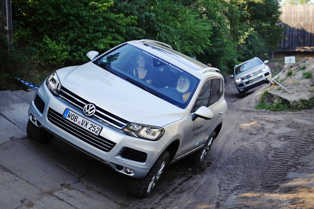 50 Ingenieurinnen testen den Volkswagen Touareg