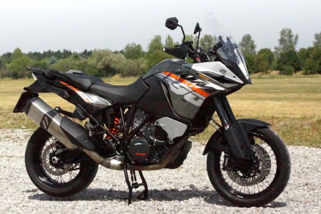 9.700/min Höchstdrehzahl, nur 100 Umdrehungen darunter die Spitzenleistung von 110 kW/150 PS, dazu 250 km/h Spitze – diese Reiseenduro lebt ihre Supersportler-Gene voll aus.