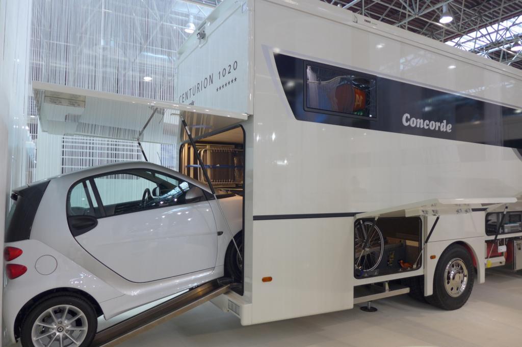 Angetrieben wird der Centurion vom 12,8-Liter-Sechszylindermotor des Mercedes Actros, auf dessen Basis das Wohnmobil steht.
