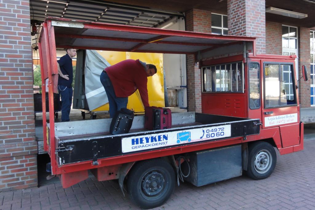 Auch das Gepäck wird mit E-Autos befördert