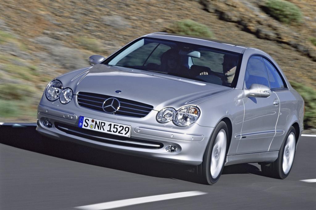 Auch wenn der CLK in Sachen Platzangebot mit Limousine und Kombi der C-Klasse nicht mithalten kann – wirklich eng haben es die vier Insassen nicht. 