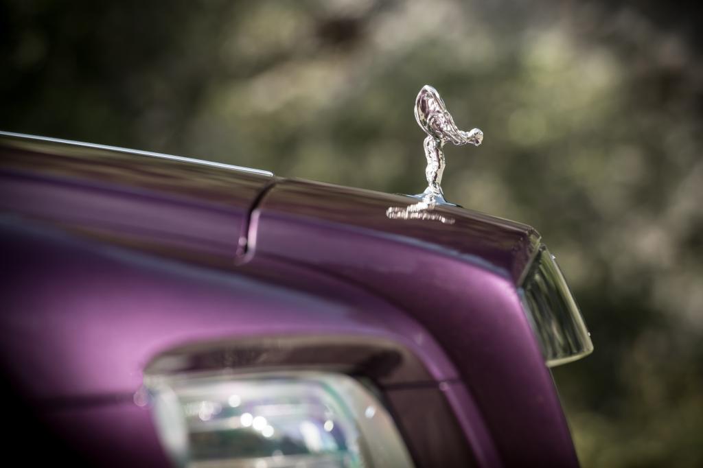 Bei Volllast hebt sich die „Spirit of Ecstasy“ (so heißt die im Volksmund Emily genannte Kühlerfigur offiziell) sanft in den Wind.