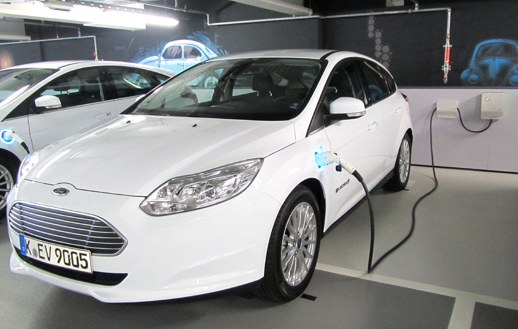 Beim Nachladen: Fords Kompaktstromer Focus Electric. 