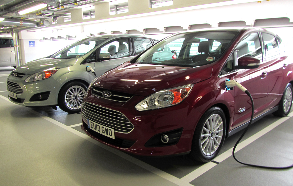Beim Nachladen: Fords Plug-in-Hybrid-Kompaktvan C-Max Energi. 