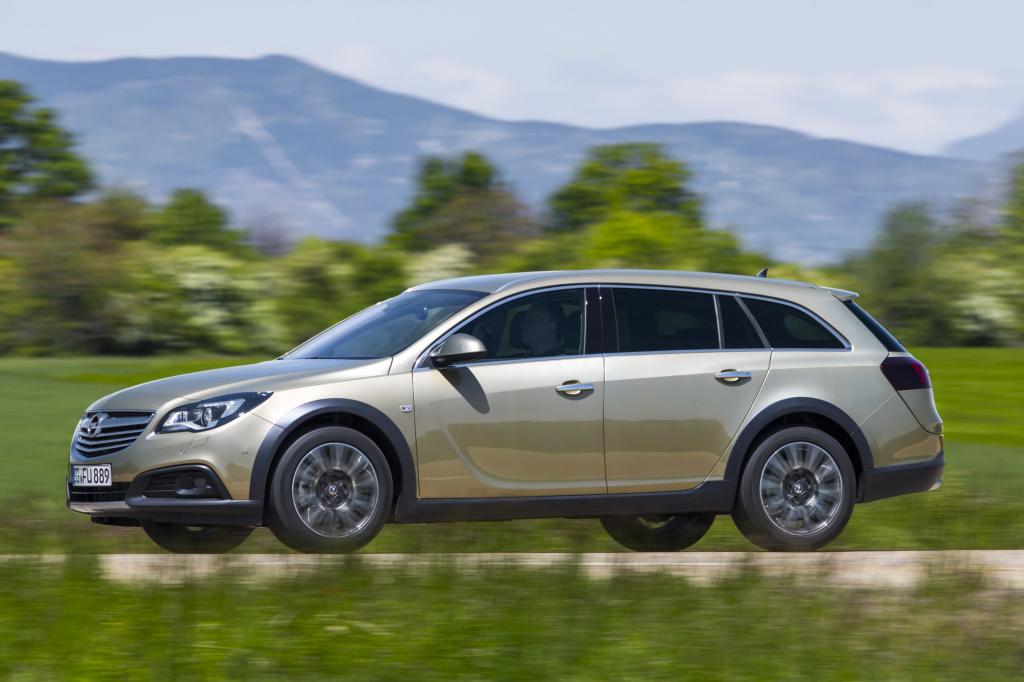CountryTourer heißt die Modellvariante, die sich ab November zu Preisen von 36.990 Euro aufwärts mit schwarzen Plastikplanken, robusten Stoßfängern und ein paar Millimetern mehr Bodenfreiheit gegen die Widrigkeiten des Alltags wappnet