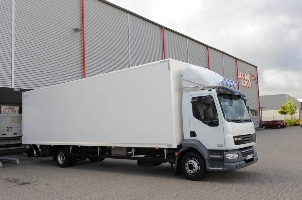 DAF LF55 mit extra langem Koffer