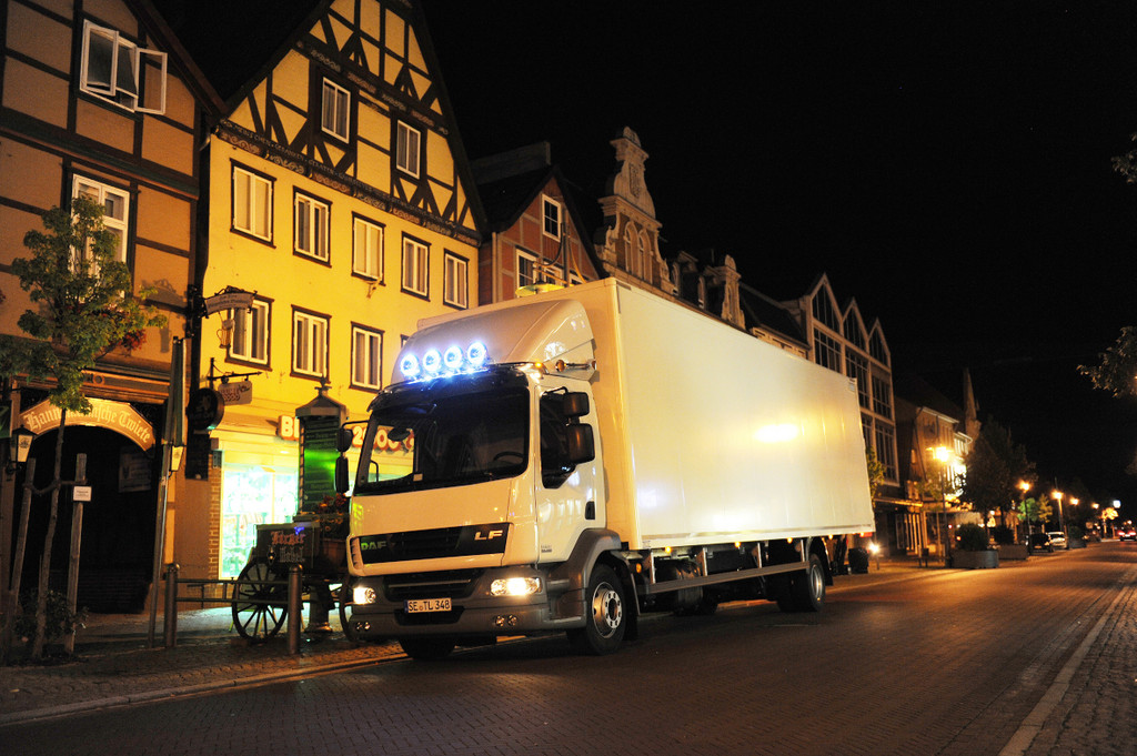 DAF LF55 mit extra langem Koffer