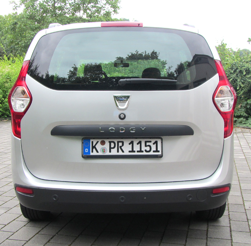 Dacia Lodgy: Blick auf die Heckpartie mit der großen Kofferraumklappe. 