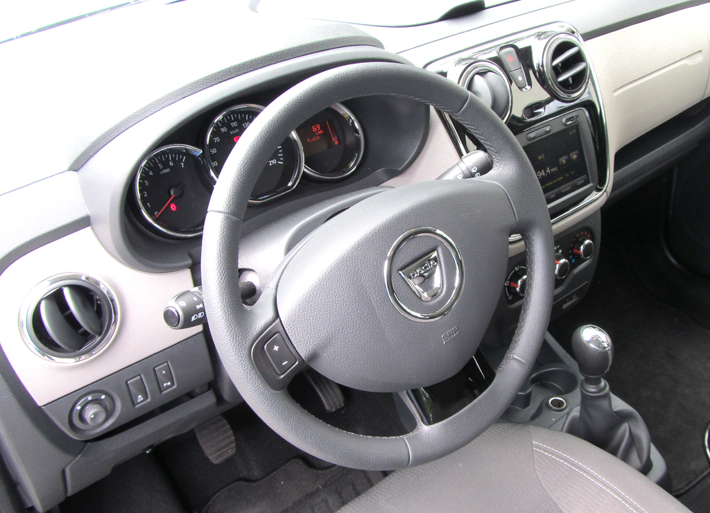 Dacia Lodgy: Blick ins übersichtlich gestaltete und einfach gehaltene Cockpit. 