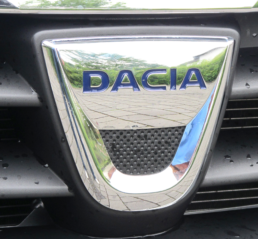 Dacia Lodgy: Das Markenlogo ragt vorn in den oberen Kühlergrill-Teil. 