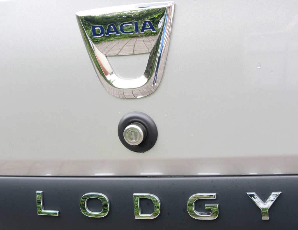Dacia Lodgy: Markenlogo und Modellschriftzug auf der Heckklappe. 