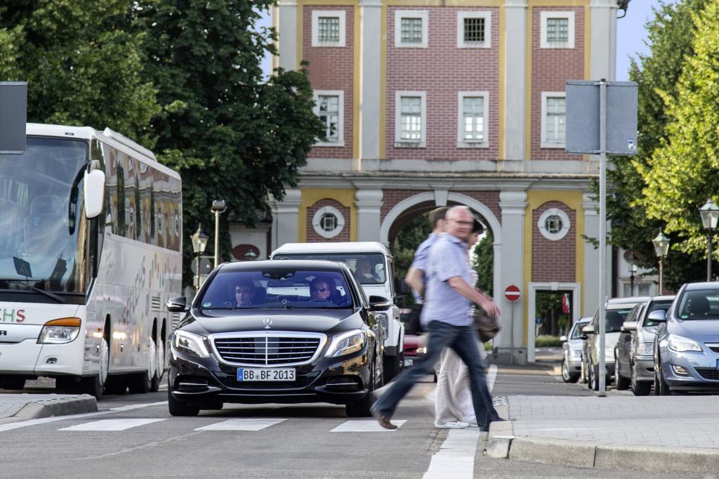 Der Autopilot fürs Auto ist keine ferne Fiktion mehr - das ist die Botschaft einer eindrucksvollen Testfahrt in einer seriennahen Mercedes S-Klasse, bei der der Fahrer keinen Finger mehr krümmen muss.
