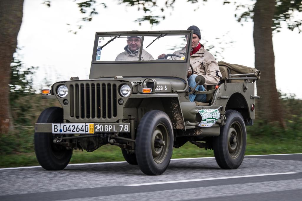 Der Charme dieser Rallyes ist ja das geradezu klassenlose Nebeneinander von Zeitzeugen wie Willys Overland MB-Jeep (1943)...