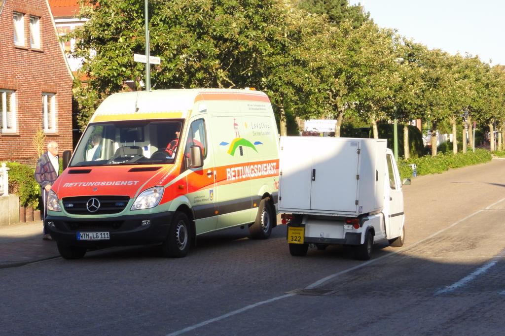 Der Krankenwagen fährt mit Verbrennungsmotor