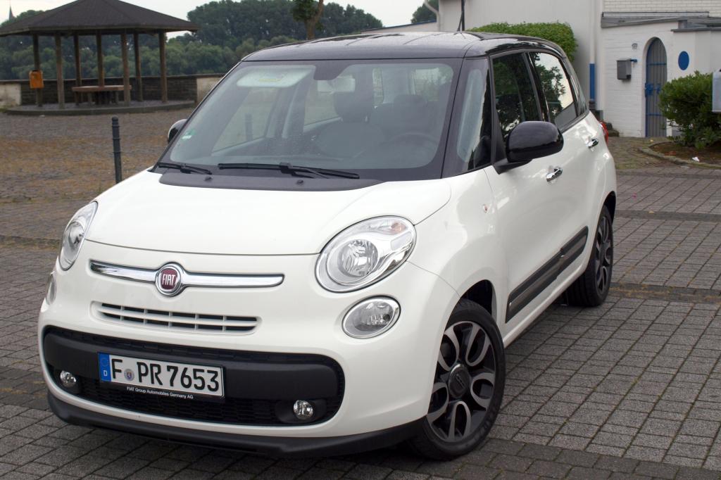 Die Kulleraugen seines Designvorbilds Fiat 500 hat sich der Fünftürer erhalten und auch sonst erinnern viele Stilelemente an den knuffigen Kleinstwagen