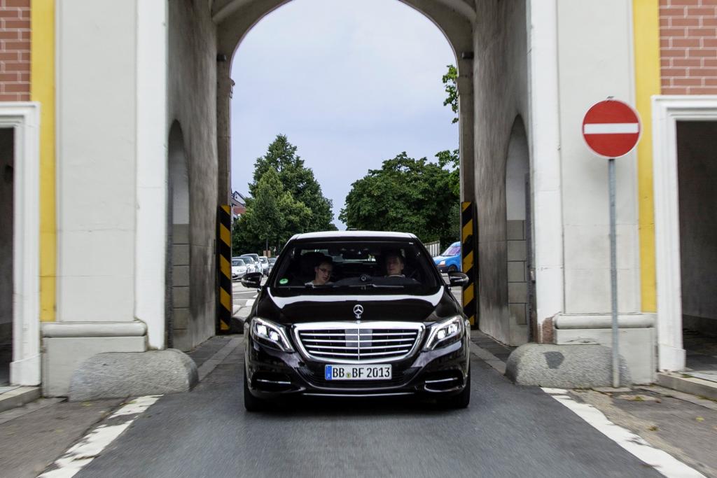 Die Limousine beschleunigt auf Tempo 100, vor uns, hinter uns und auf der Gegenspur rollt der ganz normale Alltagsverkehr und der Fahrer ist plötzlich nur noch Passagier.  