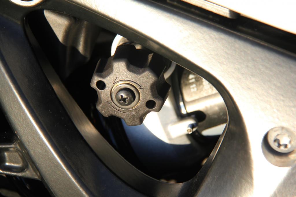 Die per Rad vorzunehmende Federvorspannung sowie das elektronische Fahrwerk ESA mit den Stufen Normal, Sport und Komfort bieten einer oder zwei Passagieren beste Vorraussetzungen für die lange Tour