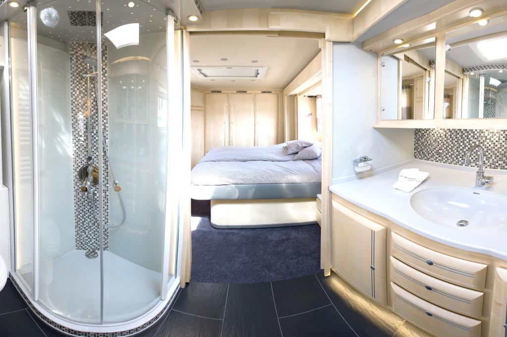 Eine große Regen-Dusche mit Sternenhimmel, eingefasst in Mosaikfliesen, sorgt für Bequemlichkeit, die einem exklusiven Hotel-Zimmer gleichkommt.