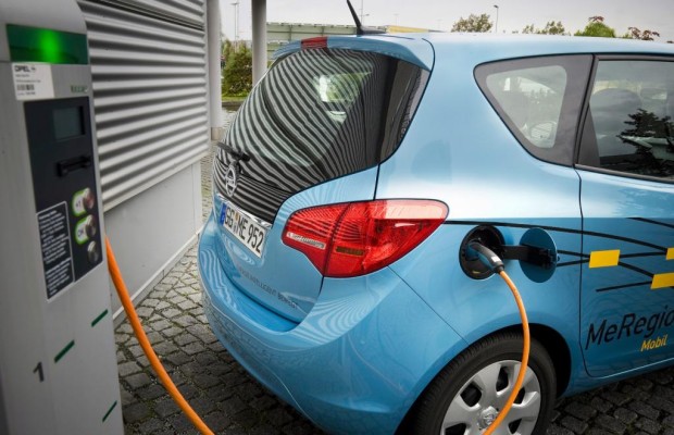 Elektroauto liefert Strom ins Netz zurück