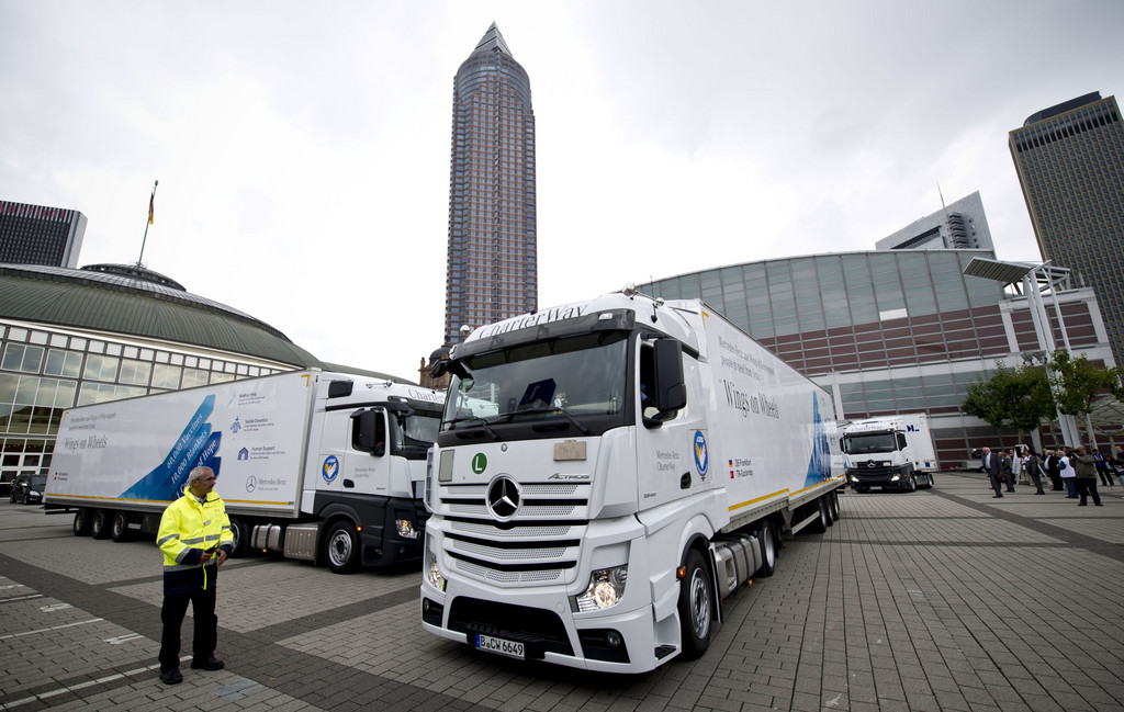 Elf Mercedes-Benz-Actros bringen Hilfsgüter für syrische Flüchtlinge