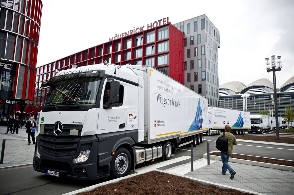 Elf Mercedes-Benz-Actros bringen Hilfsgüter für syrische Flüchtlinge