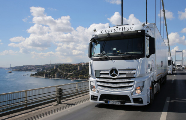 Elf Mercedes-Benz Actros erreichen syrische Flüchtlingscamps in der Türkei