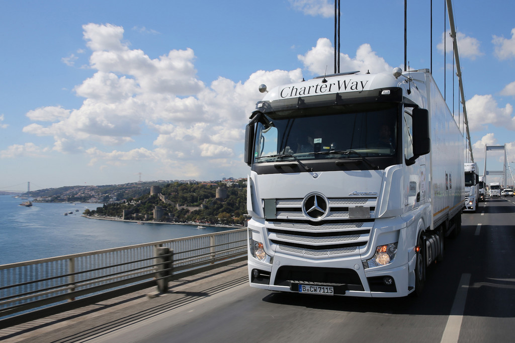 Elf Mercedes-Benz Actros erreichen syrische Flüchtlingscamps in der Türkei