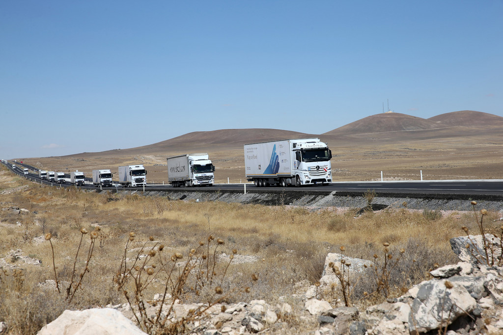 Elf Mercedes-Benz Actros erreichen syrische Flüchtlingscamps in der Türkei