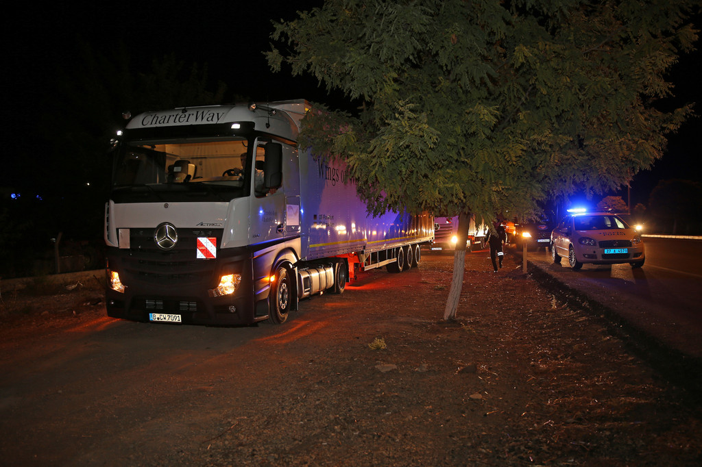 Elf Mercedes-Benz Actros erreichen syrische Flüchtlingscamps in der Türkei