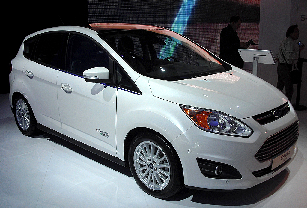 Fords Kompaktvan C-Max fährt als Plug-in-Hybrid mit Elektroantrieb vor. 
