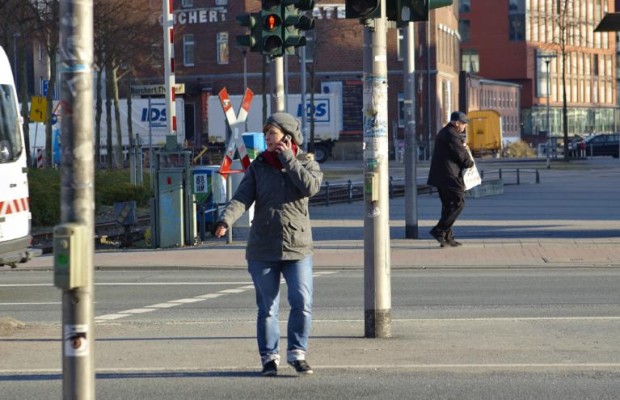 Fußgänger telefonieren gefährlich