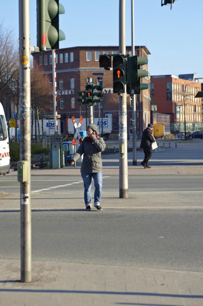 Fußgänger telefonieren gefährlich