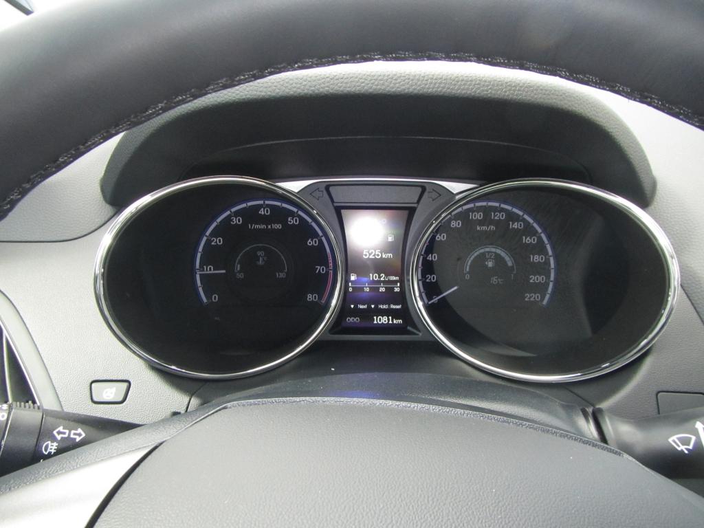 Hyundai ix35: Blick durch den Lenkradkranz auf die Rundinstrumentierung. 