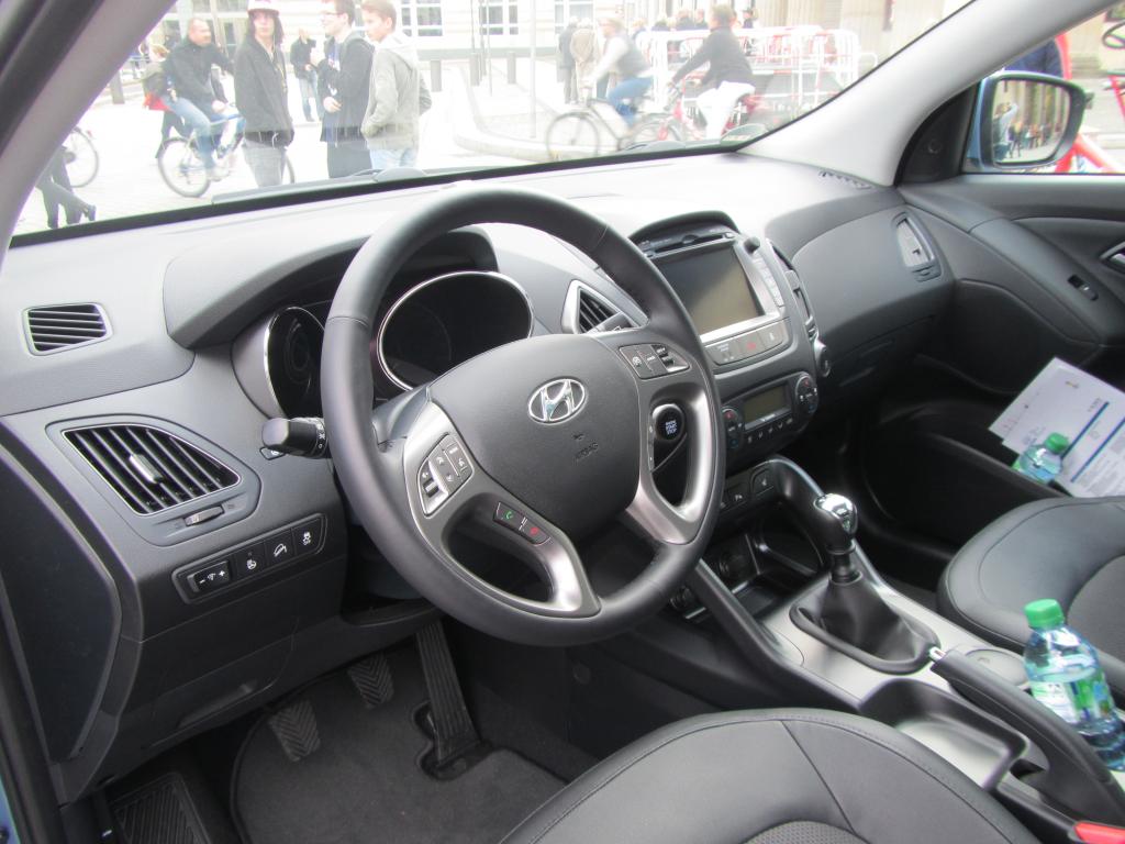 Hyundai ix35: Blick ins recht übersichtlich gestaltete Cockpit. 