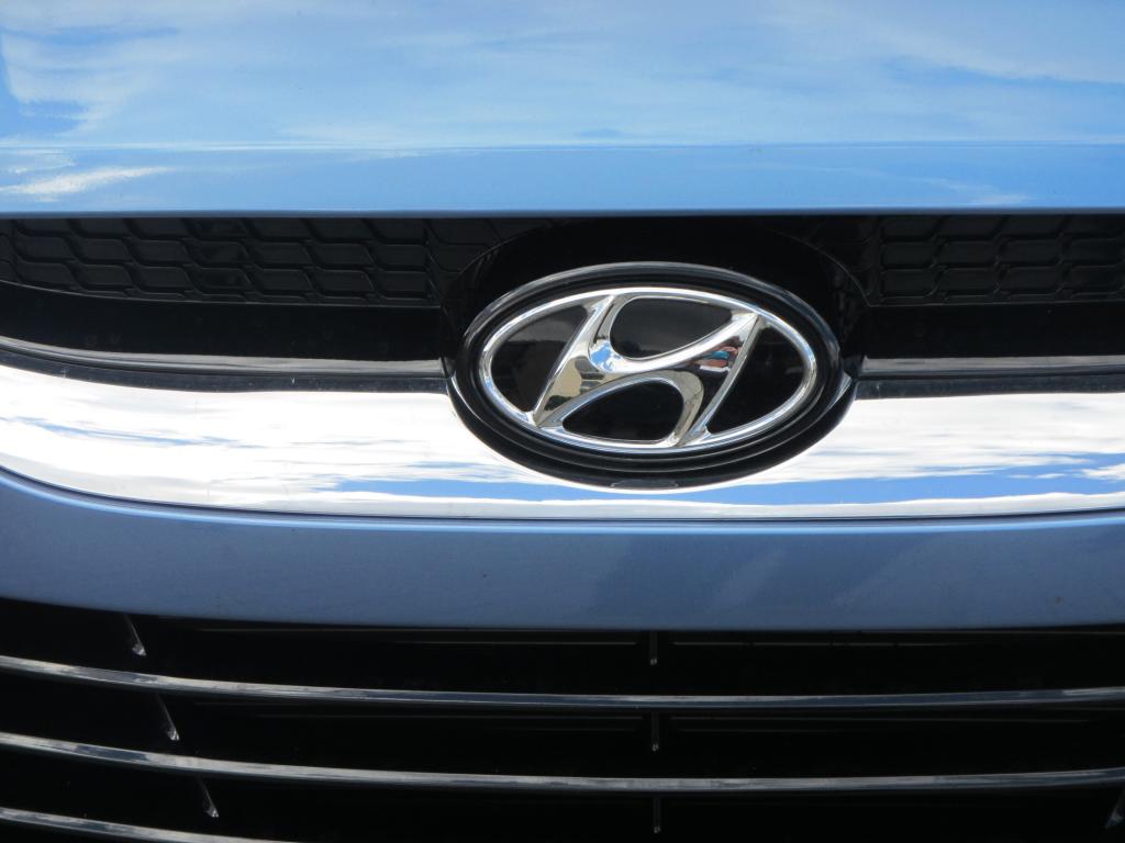 Hyundai ix35: Das Markenlogo sitzt vorn im oberen Kühlergrill-Teil. 
