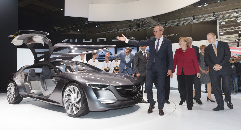 IAA 2013: Merkel auf Messerundgang