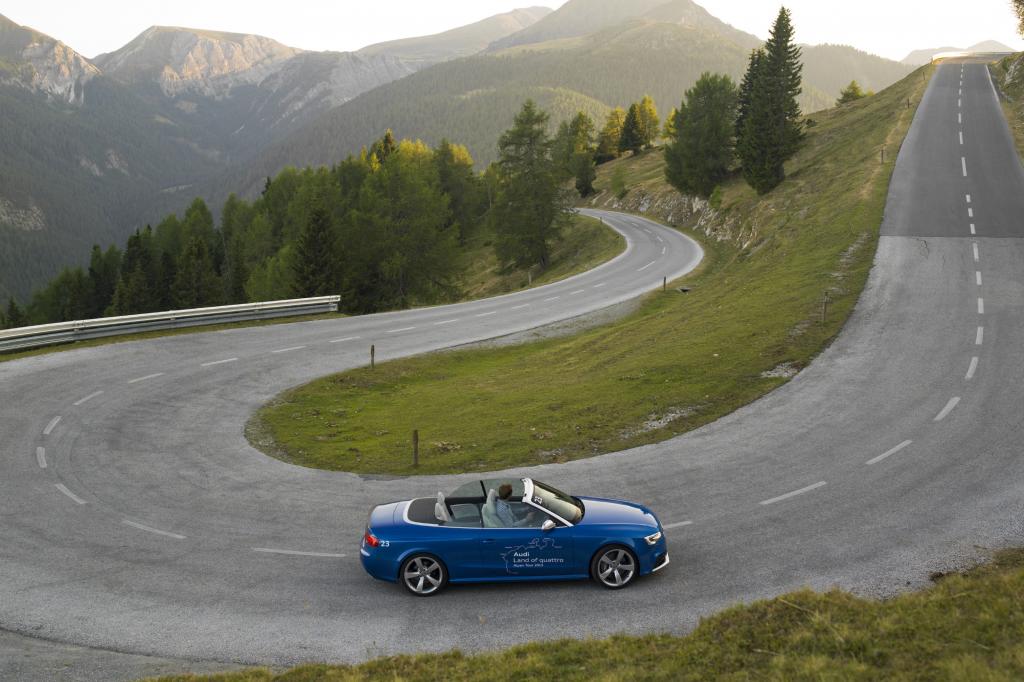Im Cabrio geht es über die Serpentinen