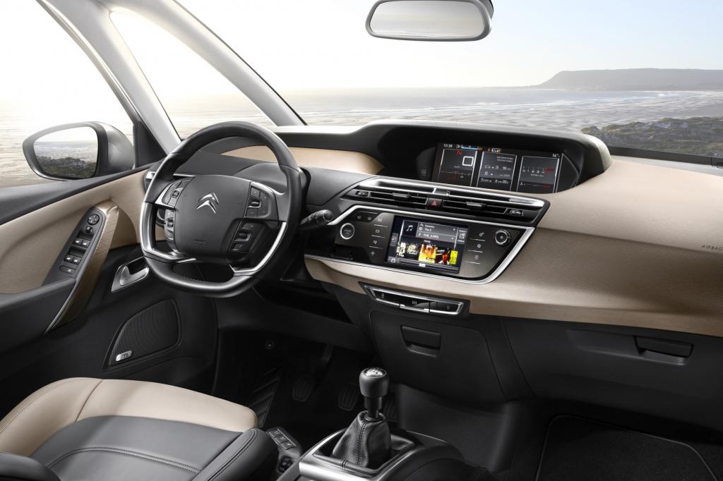 Im elegant geschwungenen und sehr aufgeräumten Cockpit blinkt ein Sieben-Zoll-Touchscreen mit Radio